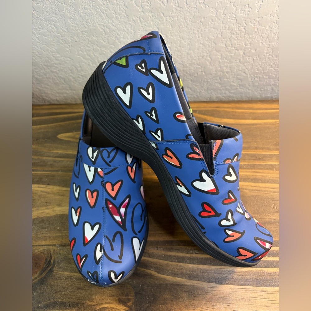 Work Wonders by Dansko Blue Heart Print Clogs Shoes Women Eu Sz 41 US Sz 10-10.5